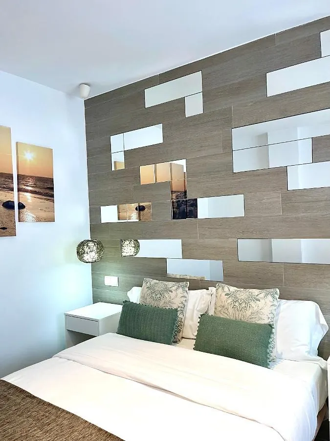Hostal El Caprichito マルベーリャ ゲストハウス